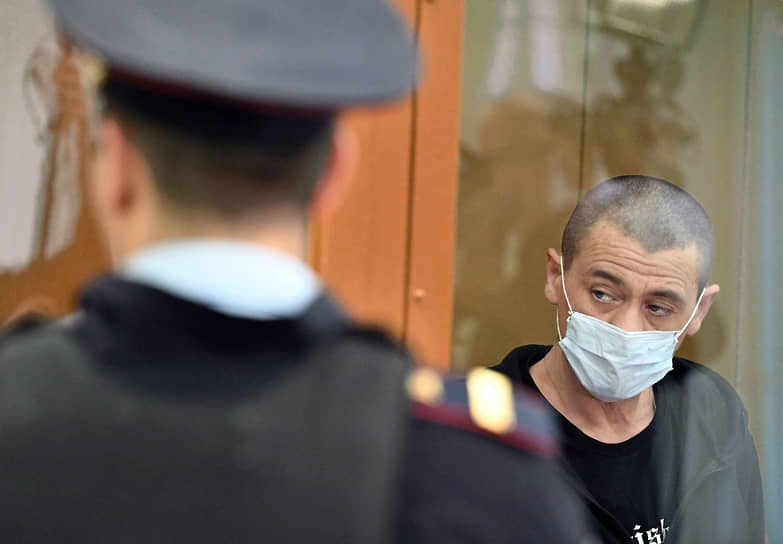 Обвиняемый Игнат Кузин (справа) во время заседания суда 