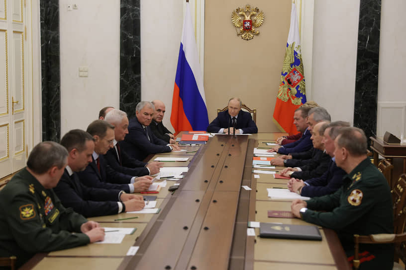 Совещание постоянных членов Совета безопасности РФ под председательством президента Путина (в центре)