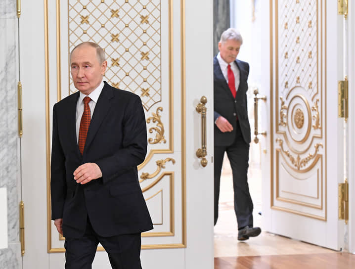 Президент Владимир Путин и пресс-секретарь главы государства Дмитрий Песков (на заднем плане)