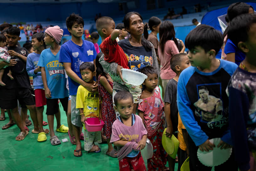 Эвакуация жителей Филиппин накануне прихода тайфуна «Фунг-Вонг»
