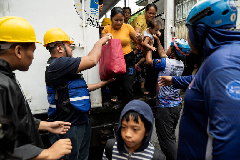 Эвакуация жителей Филиппин накануне прихода тайфуна «Фунг-Вонг»