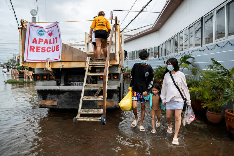 Эвакуация жителей Филиппин после тайфуна «Фунг-Вонг»