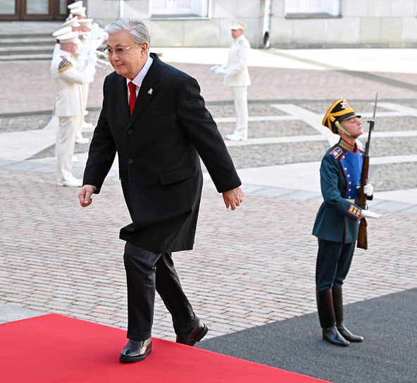 Президент Казахстана Касым-Жомарт Токаев (слева)