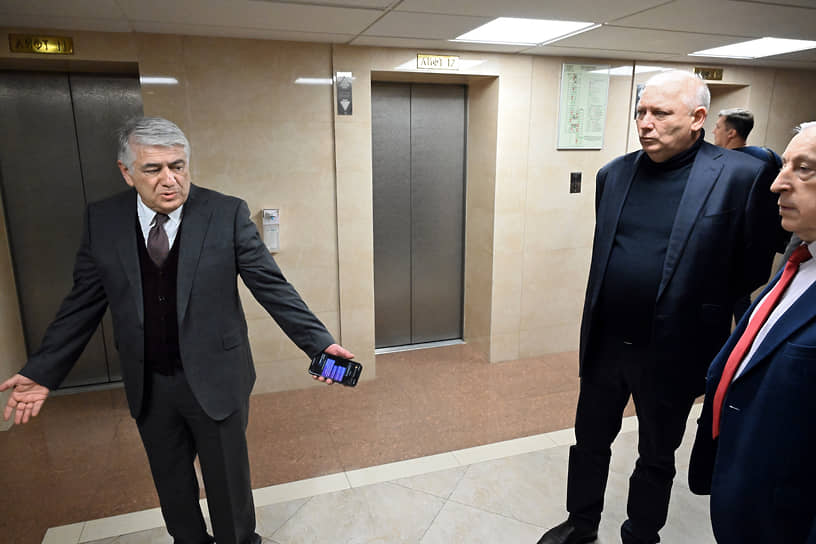 Слева направо: Отари Оршба, Анатолий Вороновский и Николай Харитонов перед началом заседания