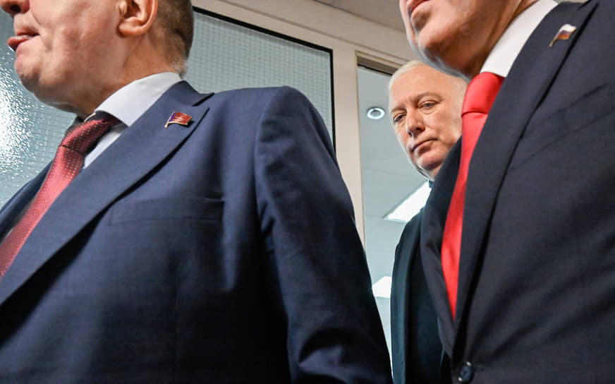 Анатолий Вороновский (в центре)