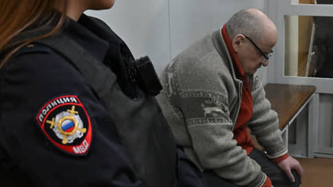 Бывшего замминистра обороны Попова доставили в суд на ходунках