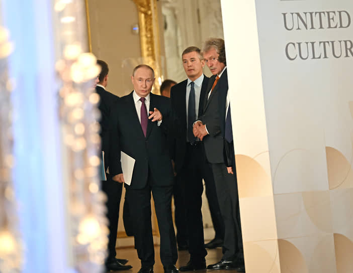 Президент России Владимир Путин (слева) и его пресс-секретарь Дмитрий Песков (справа)