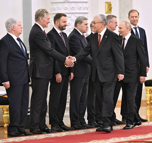Слева направо: посол России в Казахстане Алексей Бородавкин, заместитель руководителя администрации президента России, пресс-секретарь президента Дмитрий Песков, заместитель руководителя администрации президента России Максим Орешкин, помощник президента России Юрий Ушаков, президент Казахстана Касым-Жомарт Токаев, заместитель председателя правительства России Алексей Оверчук, президент России Владимир Путин и первый заместитель председателя правительства России Денис Мантуров