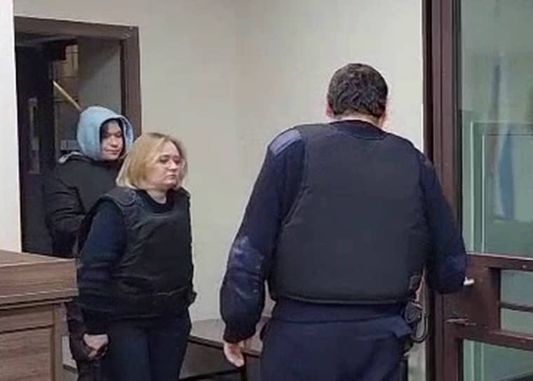 Елена Цуцкова (крайняя слева) в суде