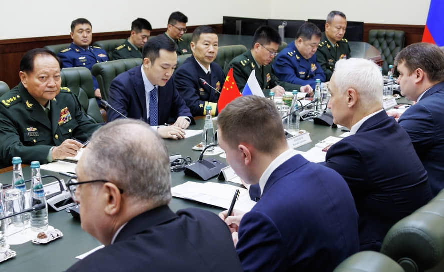 Андрей Белоусов (второй справа) и Чжан Юся (слева)