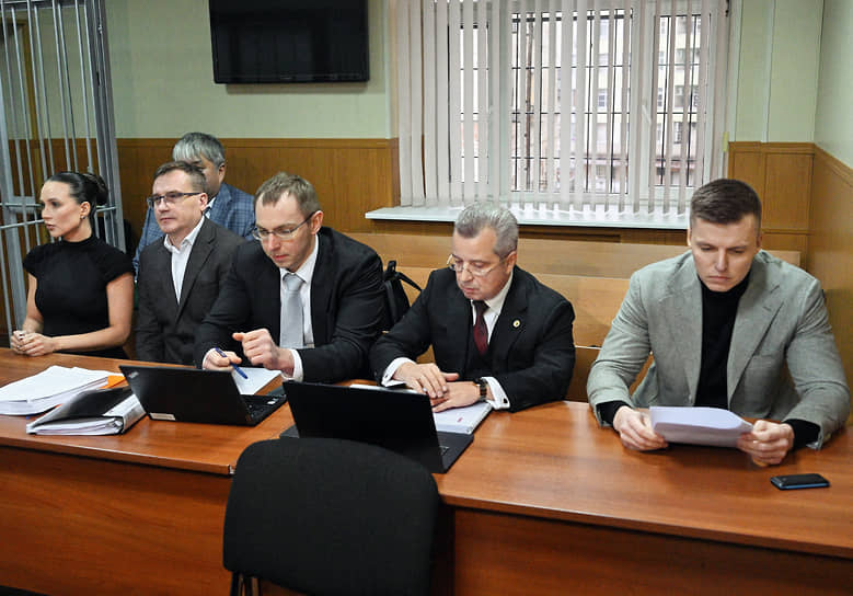 Блогеры Валерия Чекалина (слева) и Артем Чекалин (крайний справа)