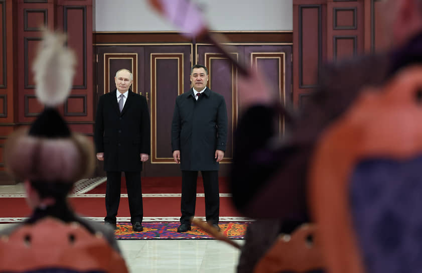 Президент Росси Владимир Путин и президент Киргизии Садыр Жапаров (справа)