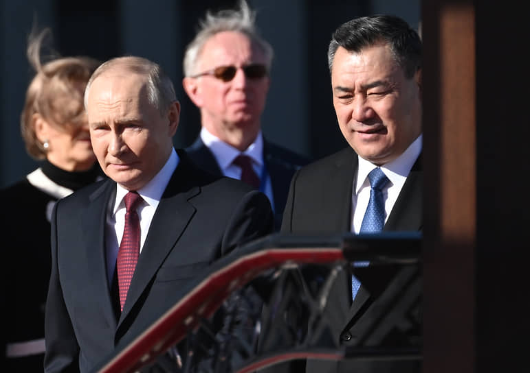 Президент России Владимир Путин и президент Киргизии Садыр Жапаров (справа)