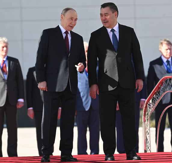 Президенты Владимир Путин и Садыр Жапаров (справа)