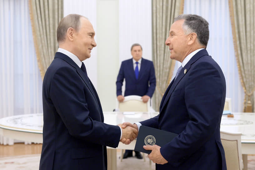 Президент России Владимир Путин (слева) и спецпосланник президента США по Ближнему Востоку Стивен Уиткофф (крайний справа)