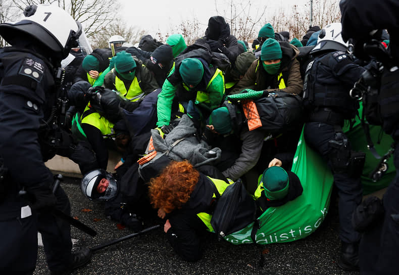 Активисты дерутся с сотрудниками полиции во время акции протеста, организованной альянсом «Видерсетцен» («Сопротивление») с целью воспрепятствовать созданию молодежной организации партии «Альтернатива для Германии» (АдГ) в Гиссене