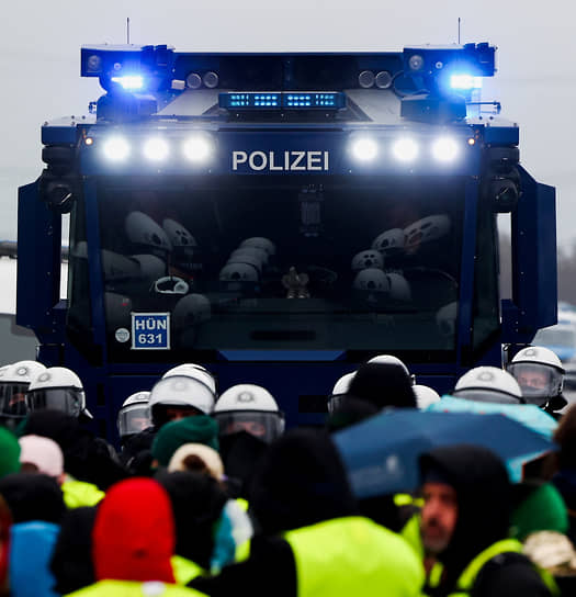 Полицейские стоят рядом с активистами «Видерсетцен»