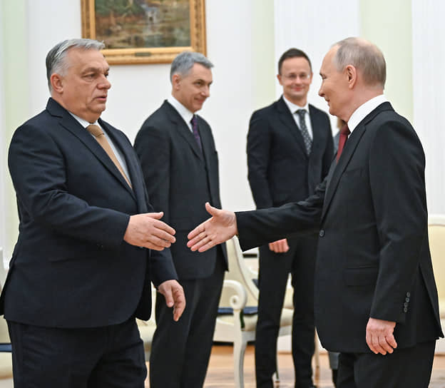Президент России Владимир Путин (крайний справа) и премьер-министр Венгрии Виктор Орбан (крайний слева)