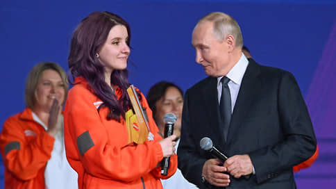 Волонтером года стала участница спасения Черного моря Анна Плужникова // Путин наградил волонтера года на форуме Мы вместе