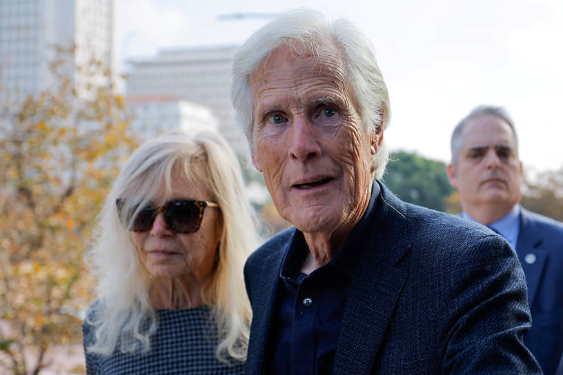 Мать актера Сюзанна  Перри и отчим Кит Моррисон