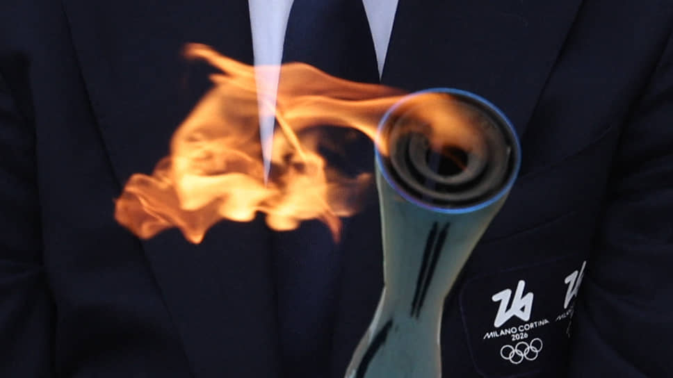 В Афинах прошла церемония передачи олимпийского огня организаторам Игр-2026