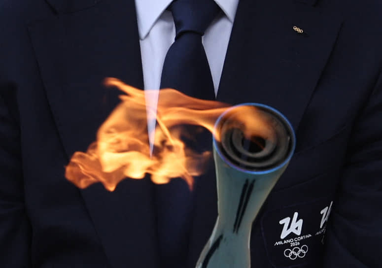 Факел с олимпийским огнем