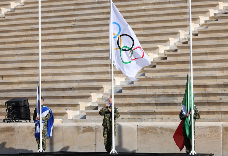 Поднятие флагов Италии, Греции и Олимпийских игр