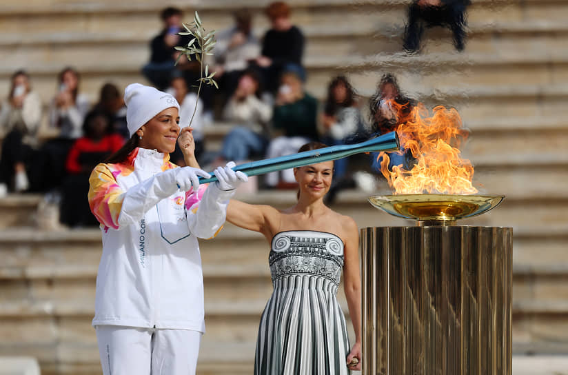 Спортсменка женской сборной Греции по водному поло Елена Ксенаки зажигает специальный олимпийский алтарь