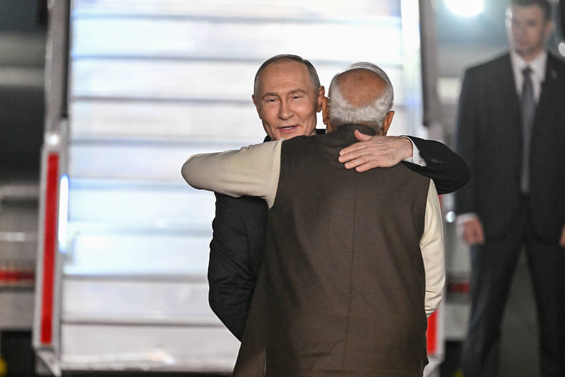 Президент России Владимир Путин (слева) и премьер-министр Индии Нарендра Моди