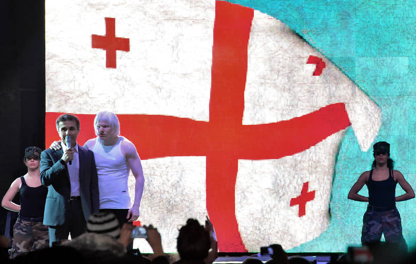 Премьер-министр Грузии Бидзина Иванишвили (слева) с сыном рэпером Бера на концерте накануне выборов президента Грузии, 2013 год