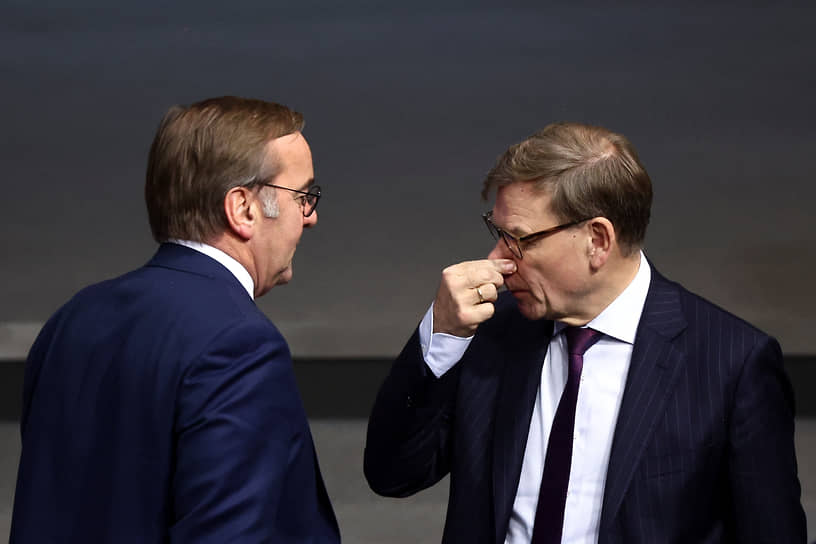 Министр обороны Германии Борис Писториус (слева) и министр иностранных дел Германии Йоханн Вадефуль