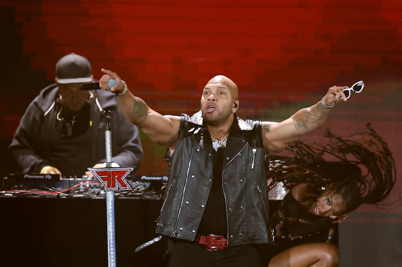 Flo Rida (в центре)