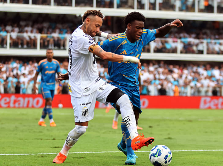 Неймар и Джонатан Джейзуш в борьбе за мяч