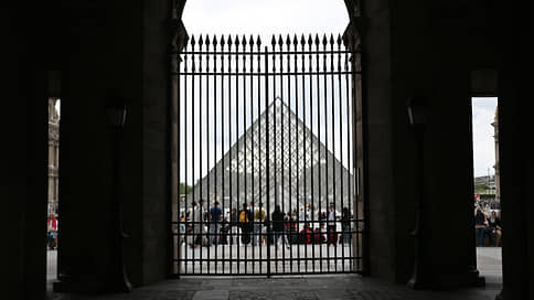 В Лувре из-за протечки труб повреждены несколько сотен книг // Сотни документов пострадали из-за затопления Лувра водой из протекших труб