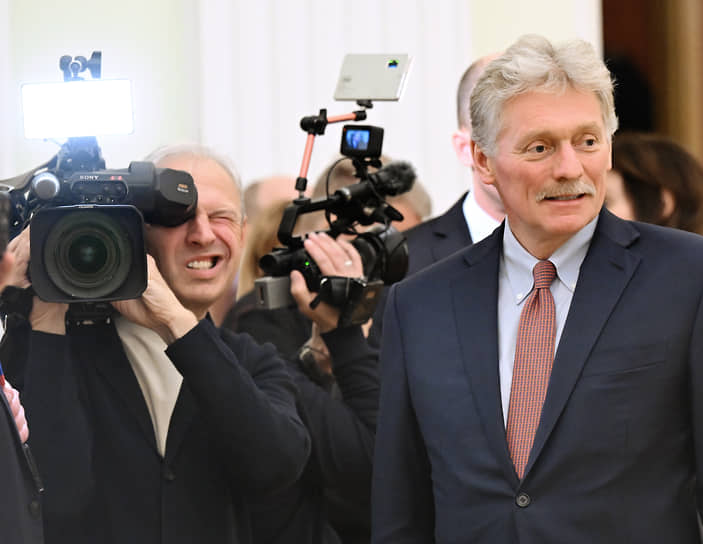 Пресс-секретарь российского президента Дмитрий Песков (справа)