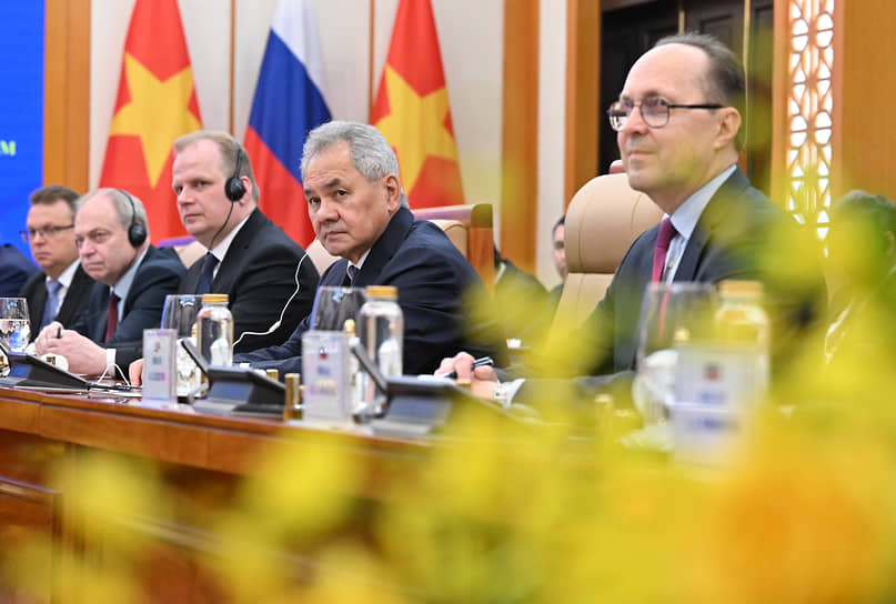 Сергей Шойгу (в центре)