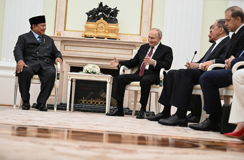 Президент России Владимир Путин (в центре), президент Индонезии Прабово Субианто (слева) и первый заместитель председателя правительства России Денис Мантуров (справа)