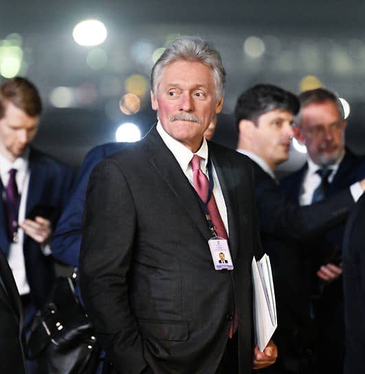 Пресс-секретарь президента России Дмитрий Песков (второй слева)