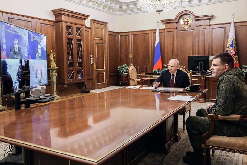 Президент России Владимир Путин (слева) и Командир 123-й мотострелковой бригады Денис Пирогов