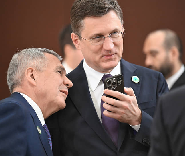 Вице-премьер правительства России Александр Новак и глава Республики Татарстан Рустам Минниханов (слева)