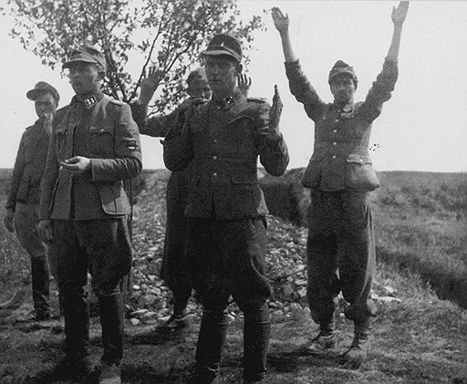 Солдаты 20-й эстонскойдивизии СС сдаютсяв плен словацким партизанам