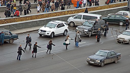 В последнюю неделю марта к столичным бомбилам было приковано внимание высших лиц страны — от премьера до патриарха. Причина проста: в часы терактов в подземке извозчики взвинтили цены до 2–3 тысяч рублей за поездку. Но москвичи все равно продолжали голосовать, ведь у многих, как, например, у этих людей в районе станции метро «Лубянка», иного шанса уехать куда-то просто не было