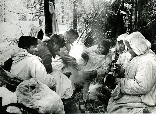 В нескольких сотнях метров — враг, но обед по расписанию