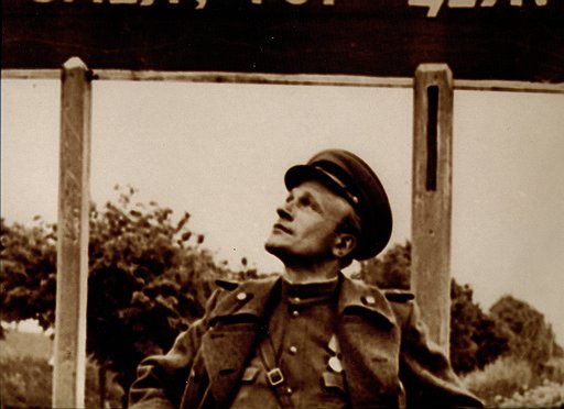 Михаил Савин (26.08.1915 — 18.01.2006) прошел всю войну — с лета 1941-го до весны 1945&amp;#8209;го — вместе со своим фотоаппаратом. Он снимал атаки и бомбовые удары, разрушенные города и немудреный прифронтовой быт: все, что видел сам и что испытал на себе. За съемку освобождения Смоленска в 1943 году фотокорреспондента «Красноармейской правды» наградили почетной медалью «За отвагу», а в 1945-м вручили уже медаль «За победу над Германией». После войны, с 1946 по 1992 год, старший лейтенант Михаил Савин работал в «Огоньке»: в юбилейные дни журнал публикует его военную фотохронику