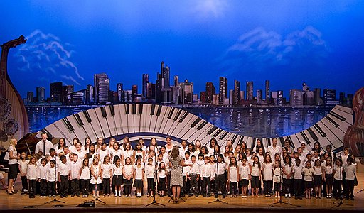 Традиционалистский Emirates Palace и футуристический Performing Arts Centre стали местом встречи исламского и космополитического искусства