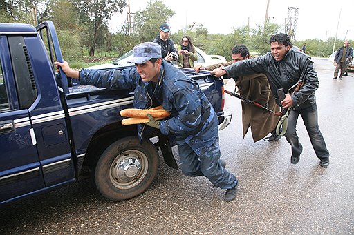 Добровольцы идут на войну. Сухой паек куплен на ходу, пикап, одолженный у соседей, забарахлил