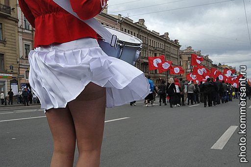 Лимоновцам аккомпанировали голоногие барабанщицы 