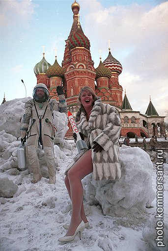 Первые шаги российского глянца в начале 1990-х — для съемок моделей в мужской журнал &quot;Андрей&quot; на Красной площади использовали реальный космический скафандр, который был взят на день под честное слово из музея космонавтики. Беличью шубку одолжила подруга жены фотографа