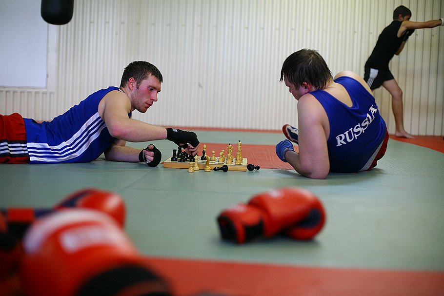 Для настоящего шахбоксера не существует преград: в шахматы он может играть хоть после десятка пропущенных ударов, хоть на полу 