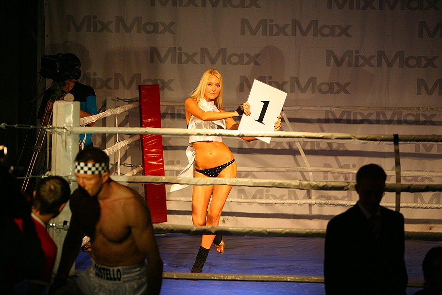 Стриптизерши с номерками — важный атрибут шахбокса 